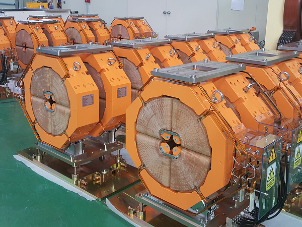 Single blue quadrupole magnet unit with four-pole copper coil structure